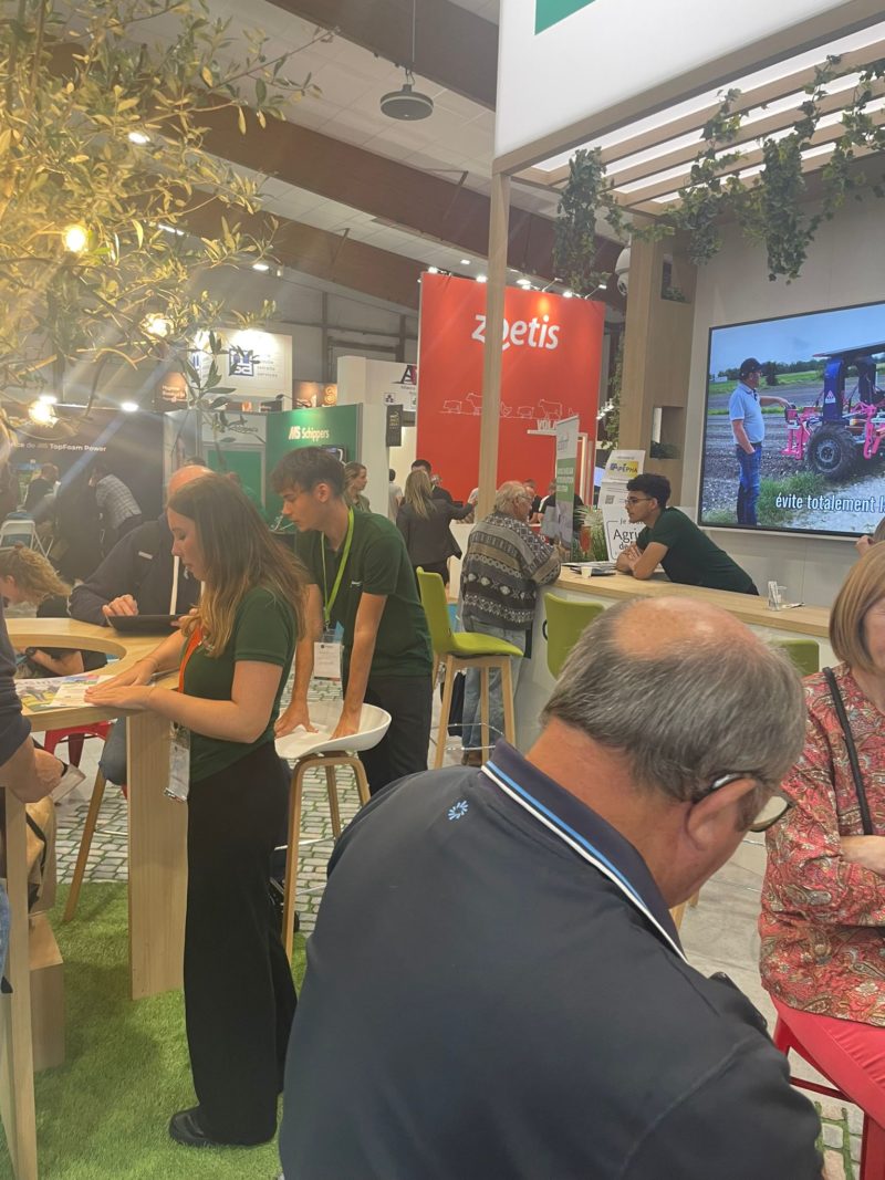 Étudiants de BTS MCO accueillant des visiteurs sur un stand au SPACE, offrant des informations sur les produits et services exposés.