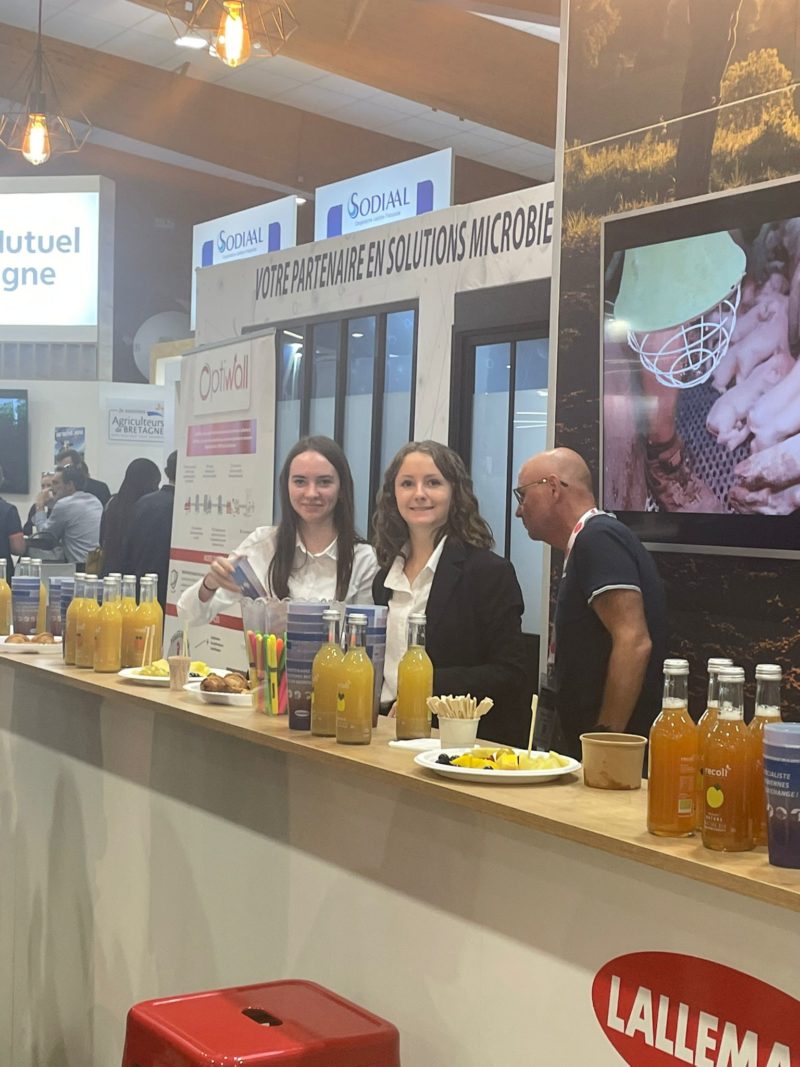 Moment de dégustation et d'animation sur un stand au SPACE, avec des étudiants de BTS MCO engageant les visiteurs dans une expérience interactive.
