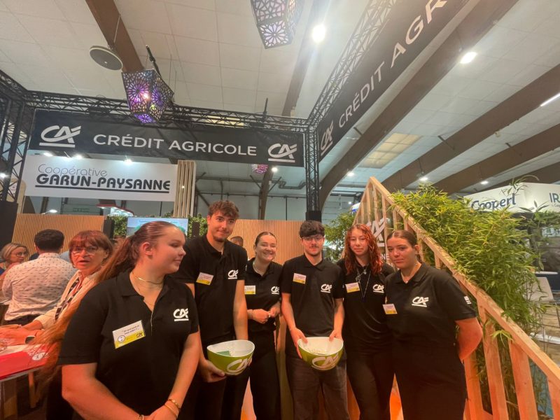 Équipe de BTS MCO en pleine activité sur le stand au SPACE, avec des participants à un jeu concours et des échanges animés avec les visiteurs.