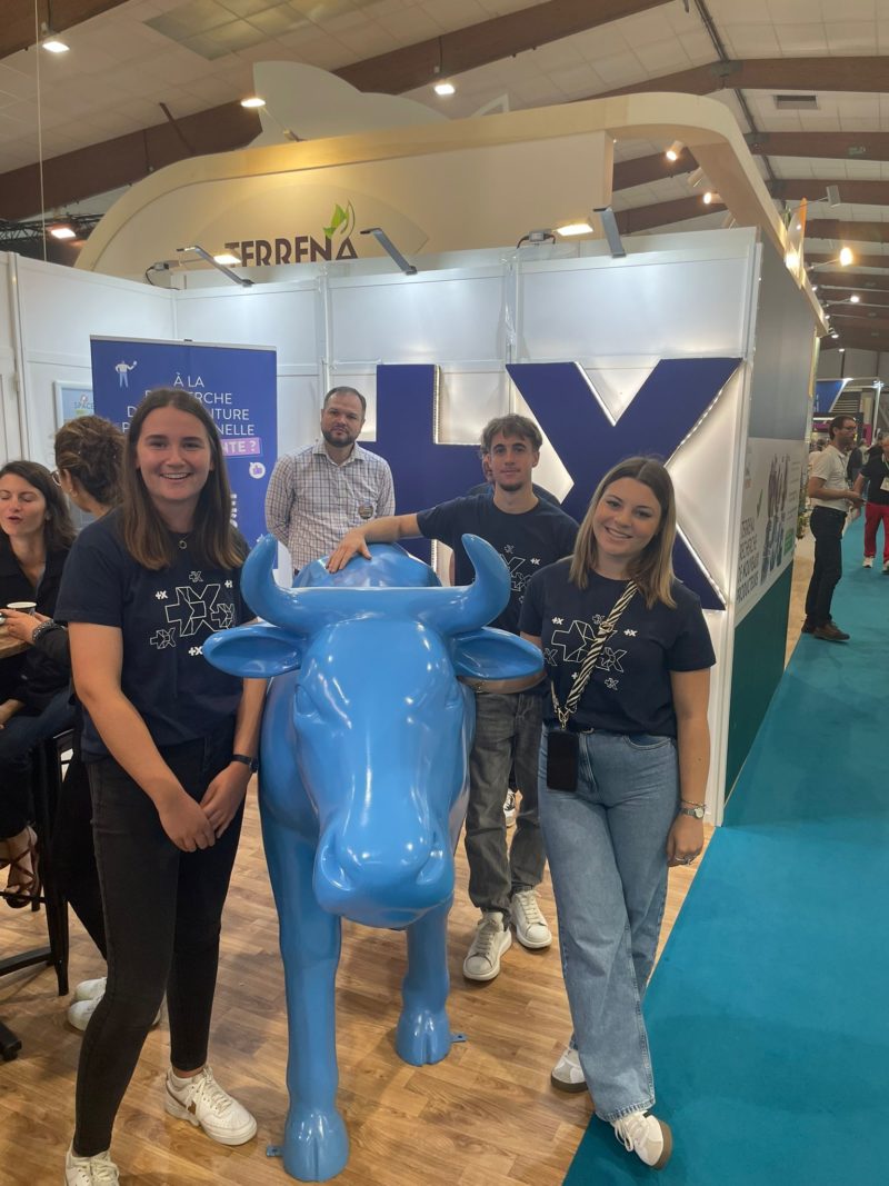 Étudiants de BTS MCO en pleine action, distribuant des goodies et échangeant avec les visiteurs sur le stand du SPACE.
