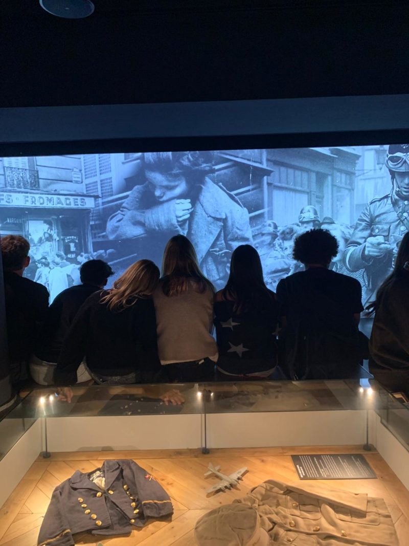 Musée : élèves de première professionnelle lors de leur visite des sites emblématiques de la Seconde Guerre mondiale en Normandie.