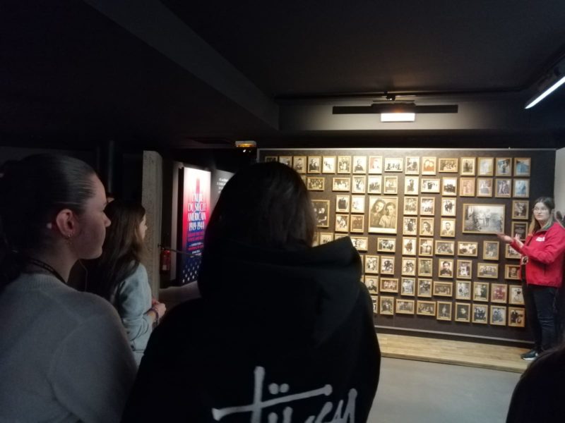 Musée du Débarquement ; élèves de première professionnelle lors de leur visite des sites emblématiques de la Seconde Guerre mondiale en Normandie.