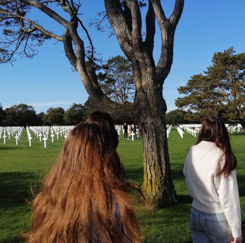 Cimetière américain : élèves de première professionnelle lors de leur visite des sites emblématiques de la Seconde Guerre mondiale en Normandie.