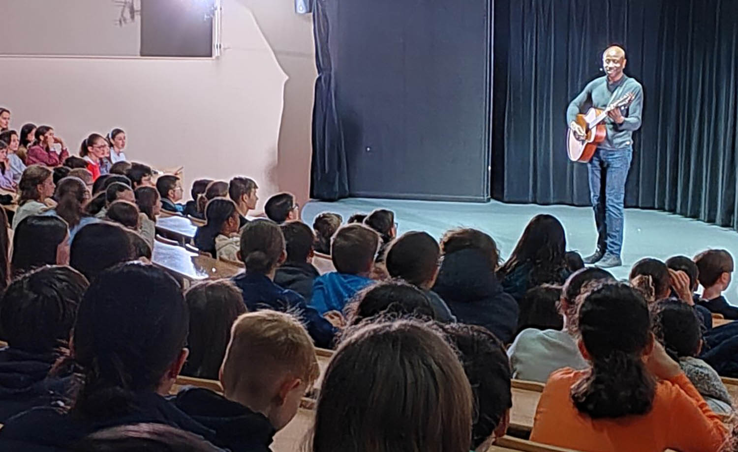 Monde a l'envers au Lycée Jean-Paul II.
