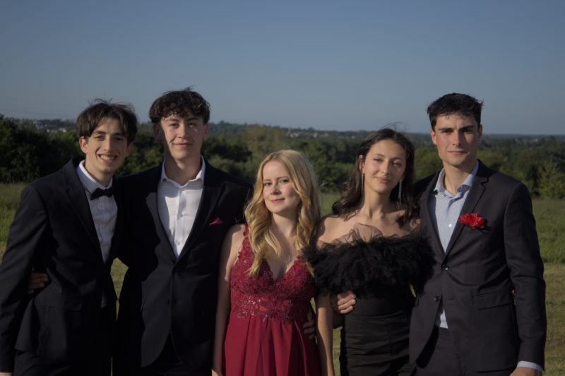 Un groupe d'élèves prend une pose dynamique et joyeuse, complices.