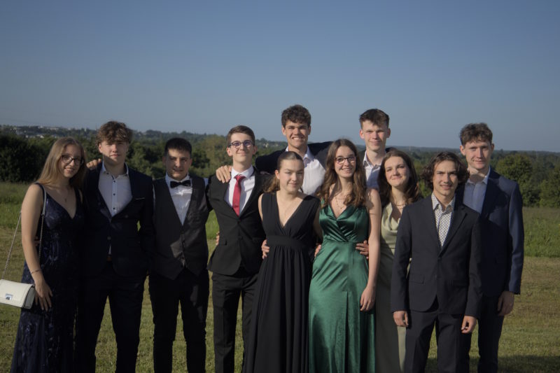 Un groupe d'amis s’arrête pour une photo, créant des souvenirs inoubliables de cette soirée festive.