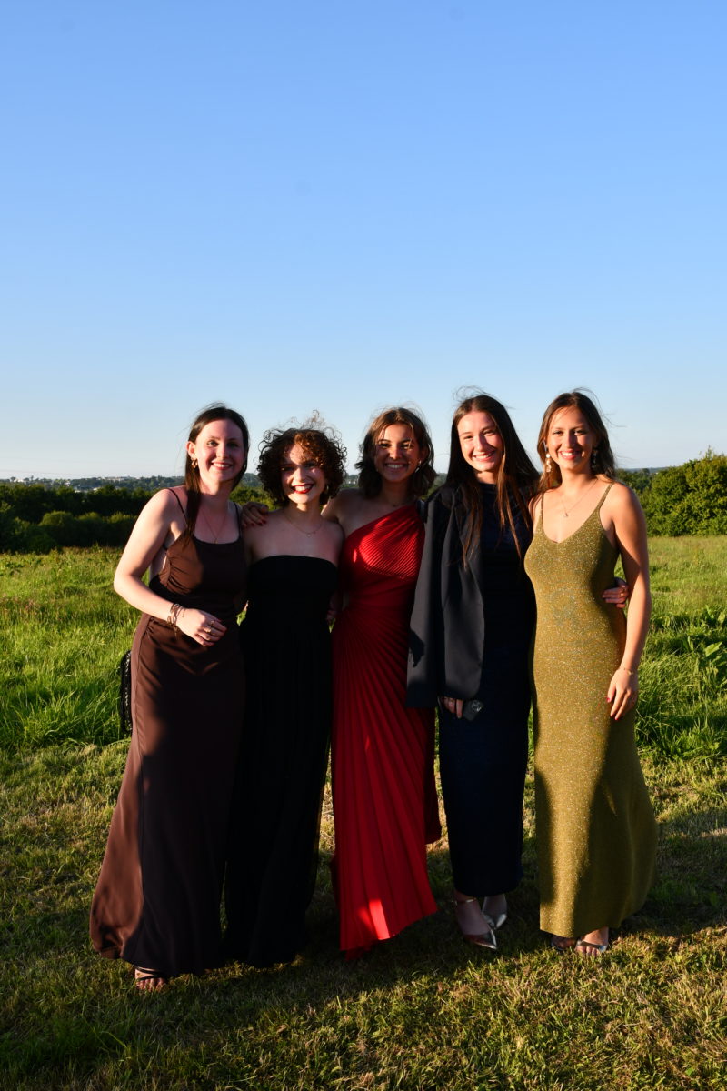 Un groupe d'élèves prend une pose dynamique et joyeuse, capturant l’esprit de la soirée et l’enthousiasme collectif.