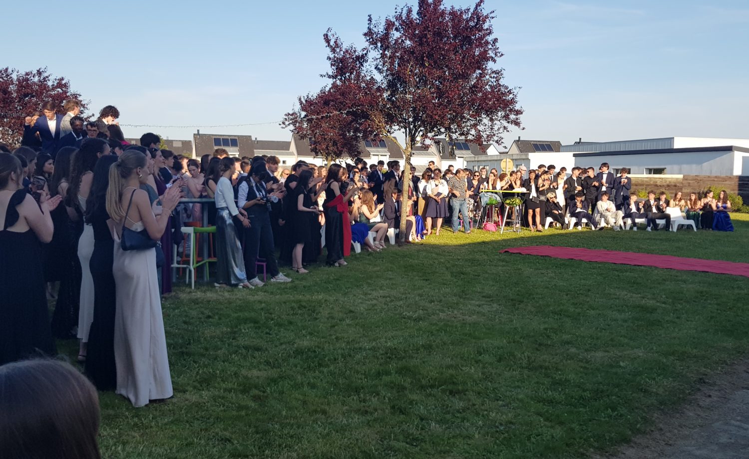 Un instant magique où élèves et professeurs s’unissent pour immortaliser cette soirée mémorable.