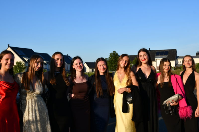 Des élèves souriants en pleine séance photo, immortalisant ce moment inoubliable du bal de promo.