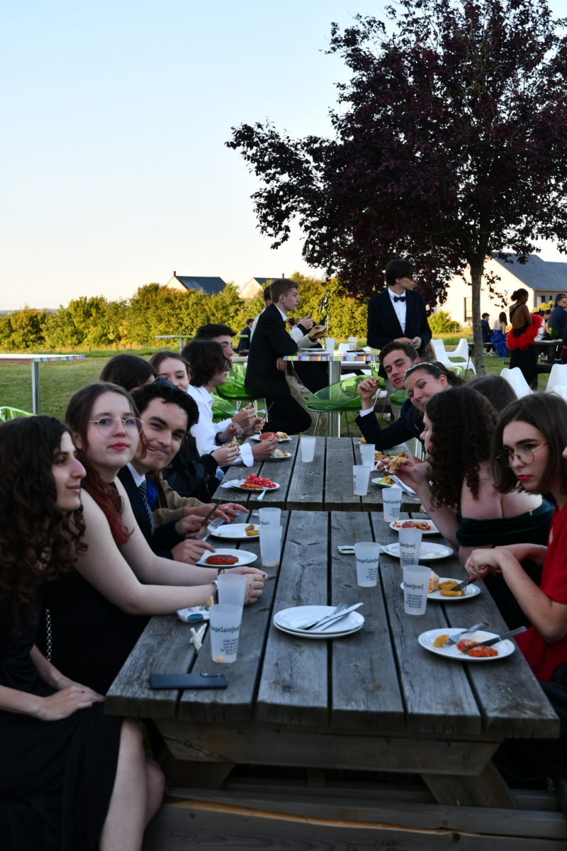 Un groupe d'amis, leur dernière soirée en tant que lycéens.