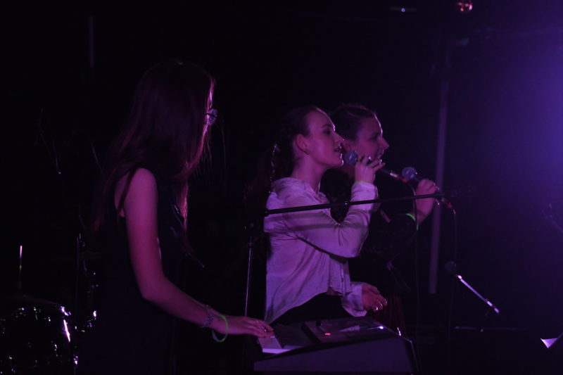 Un groupe d’élèves musiciens, concentrés sur leur performance, apportant leur soutien à l’association Darah Afghanistan.