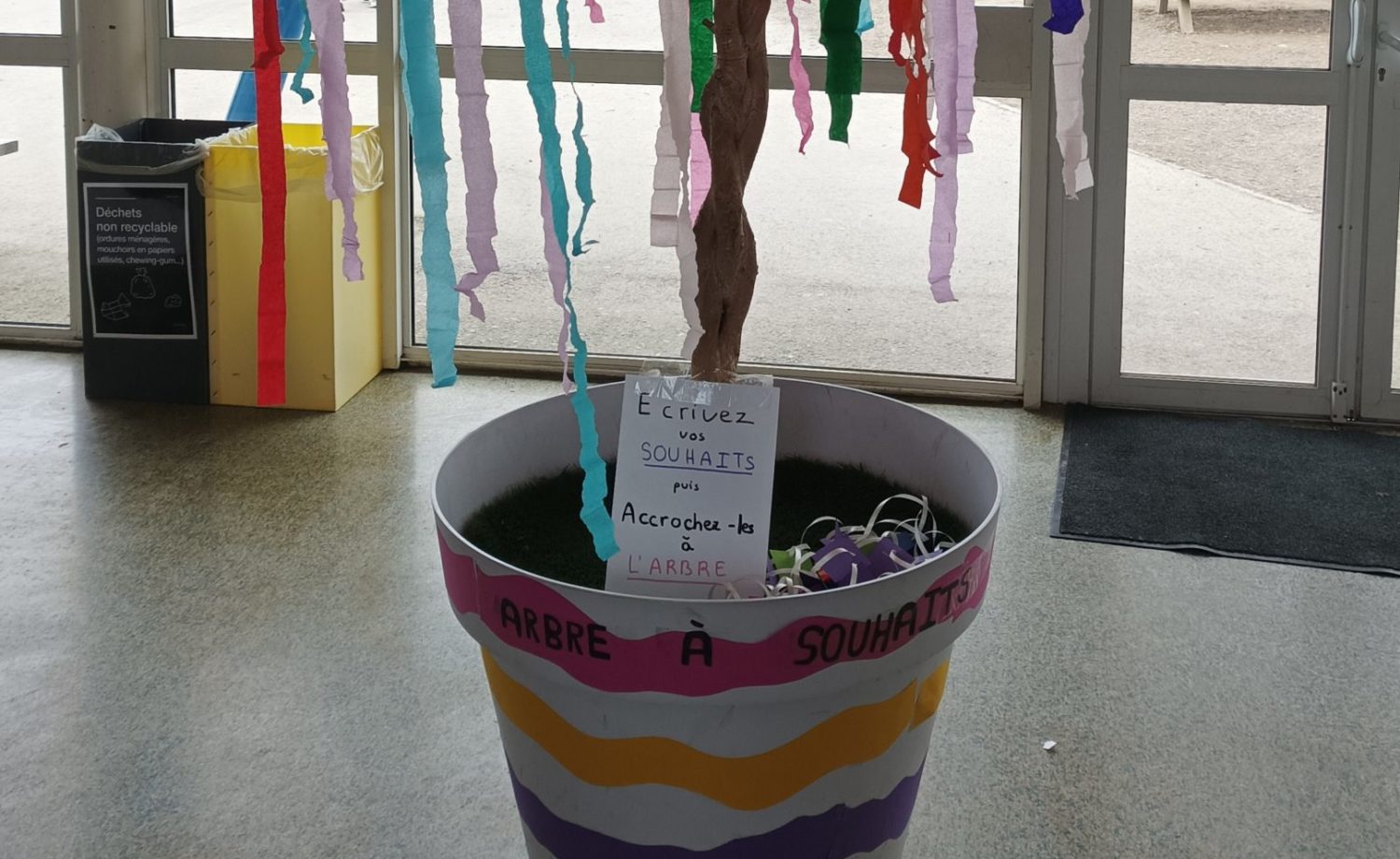 Le projet d’arts plastiques "Empreintez l’espace" a invité les élèves de 3e à réfléchir sur leur passage au collège en transformant des espaces familiers.