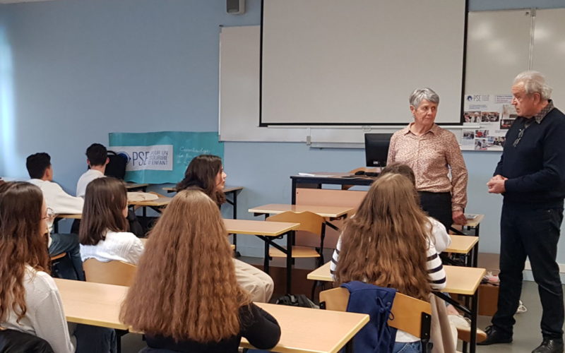 Des élèves de 2nde échangeant avec des représentants d'associations lors du Forum de l'Engagement, découvrant des projets solidaires et s'informant sur les possibilités de volontariat.