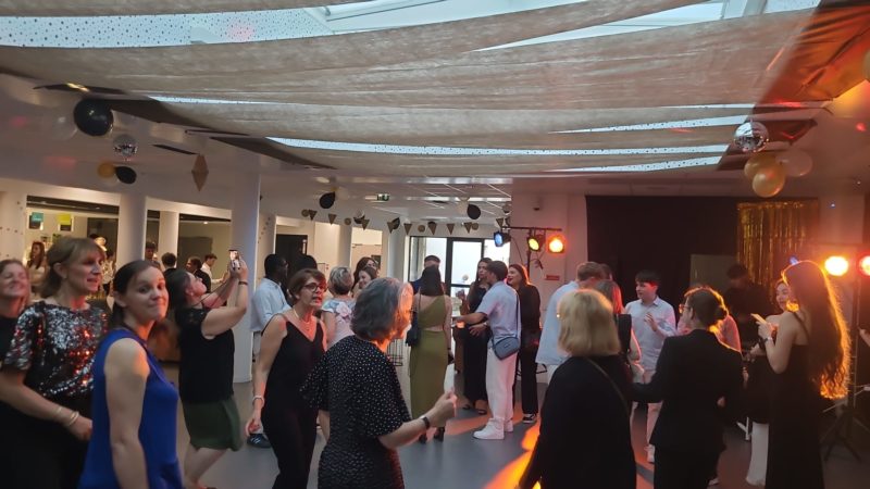 Ambiance festive et étincelante au premier gala de fin d’année.