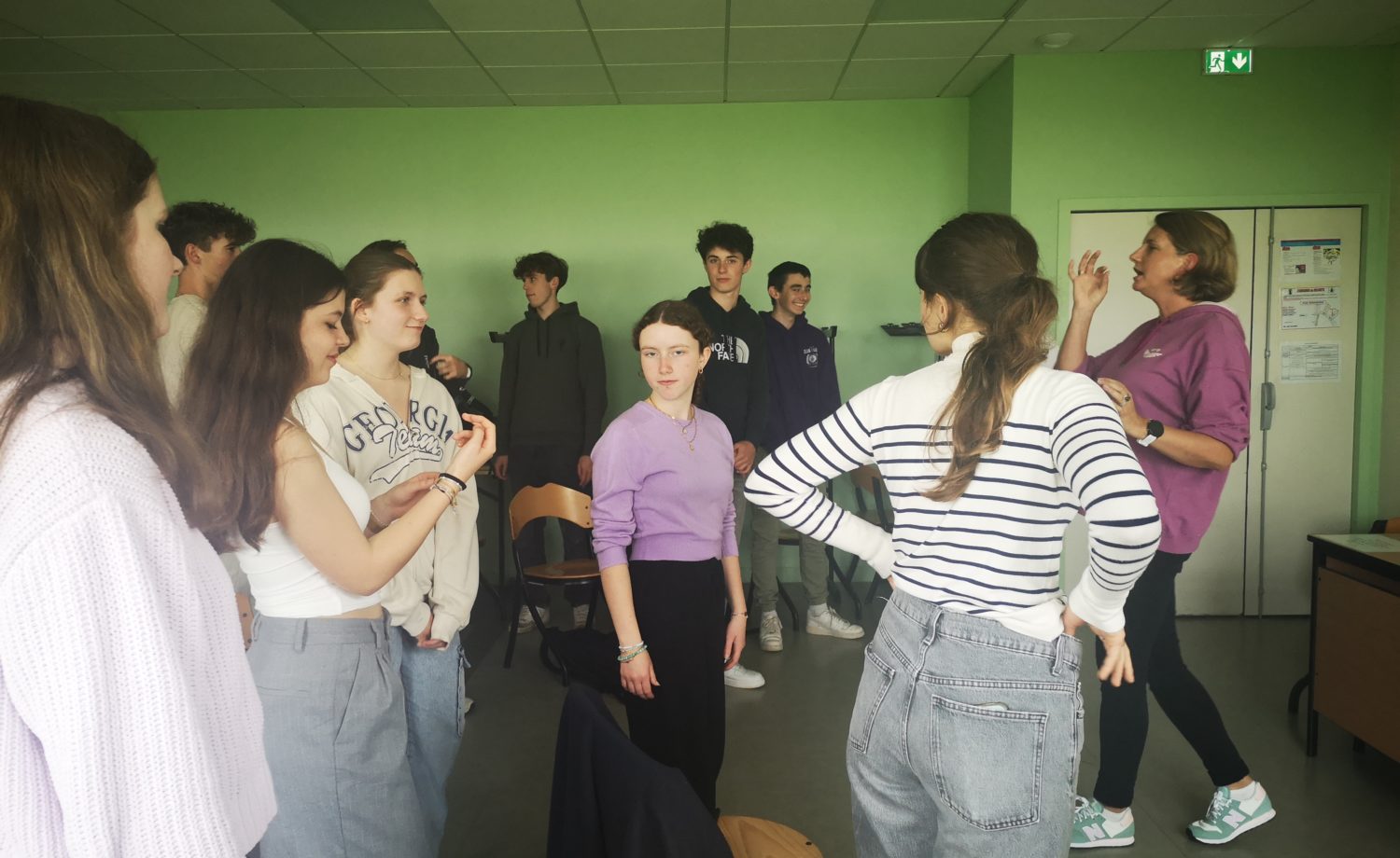 Des élèves de première participant à une séance de sophrologie, guidée par Mme SAUTEL, pour apprendre à gérer le stress et se recentrer avant le baccalauréat.