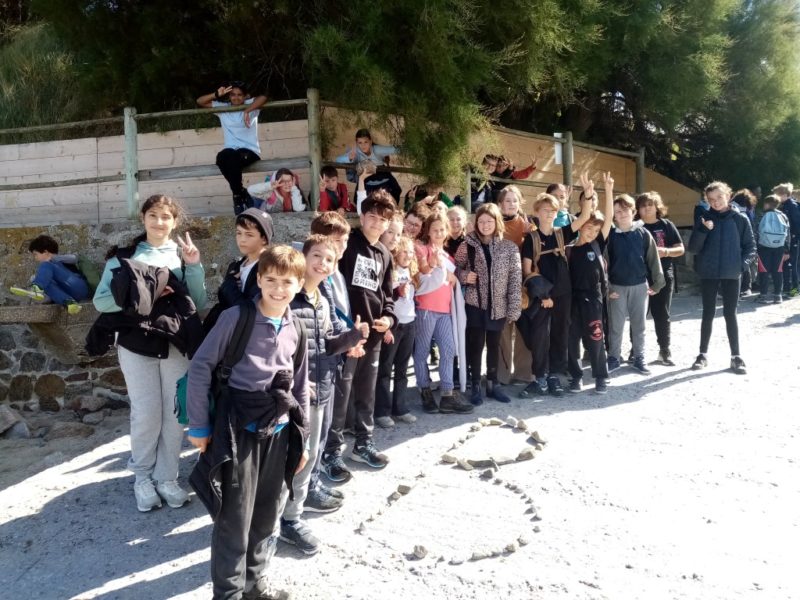 Groupe d’élèves de 6ᵉ en randonnée sur le GR34 avec vue sur l’océan.