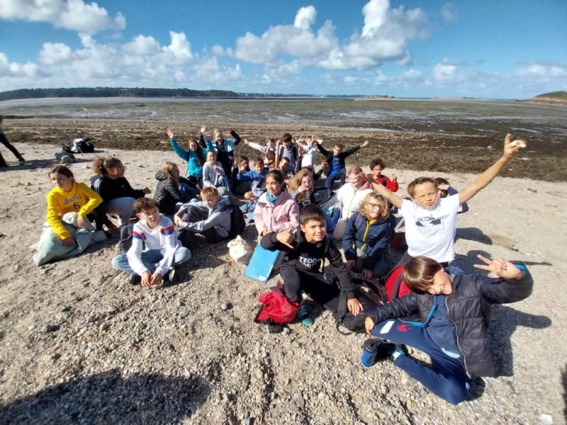 Moment de détente et de partage lors du pique-nique face à la mer.