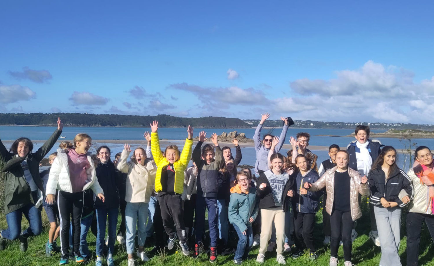 Les élèves de 6ème profitant d’une journée ensoleillée à Saint-Jacut-de-La-Mer, entre randonnée, activités sur la plage et découverte de la nature côtière.