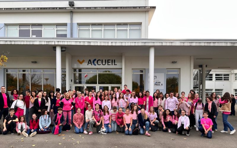 Lycée Jean-Paul II teintés de rose, avec des affichages, des jeux et une vente de rubans pour sensibiliser élèves et personnels à la lutte contre le cancer du sein.