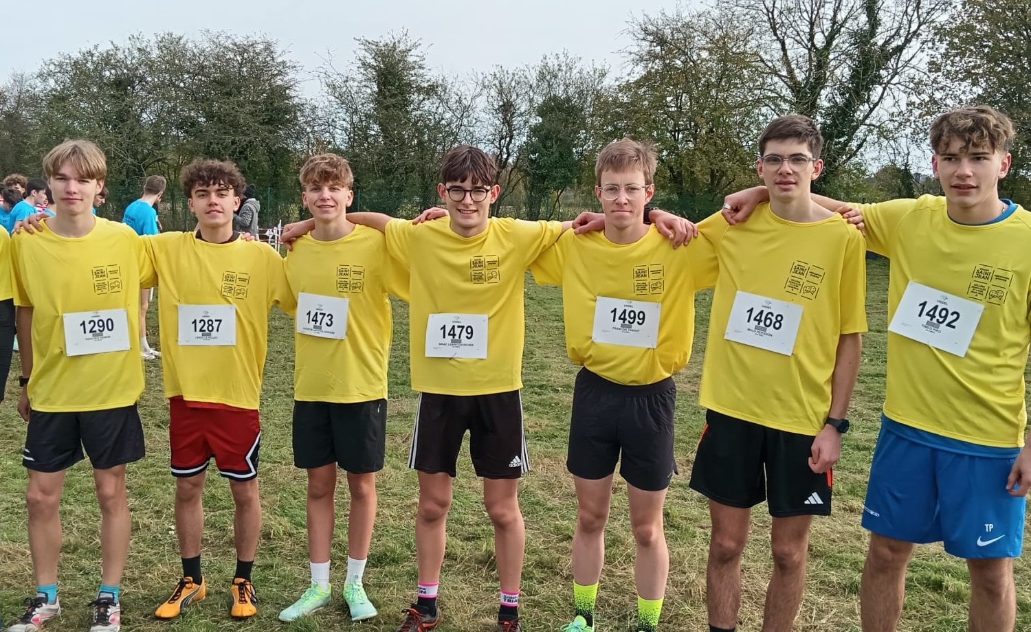Photo des élèves participants au cross départemental, affichant des sourires de fierté et des gestes de victoire !
