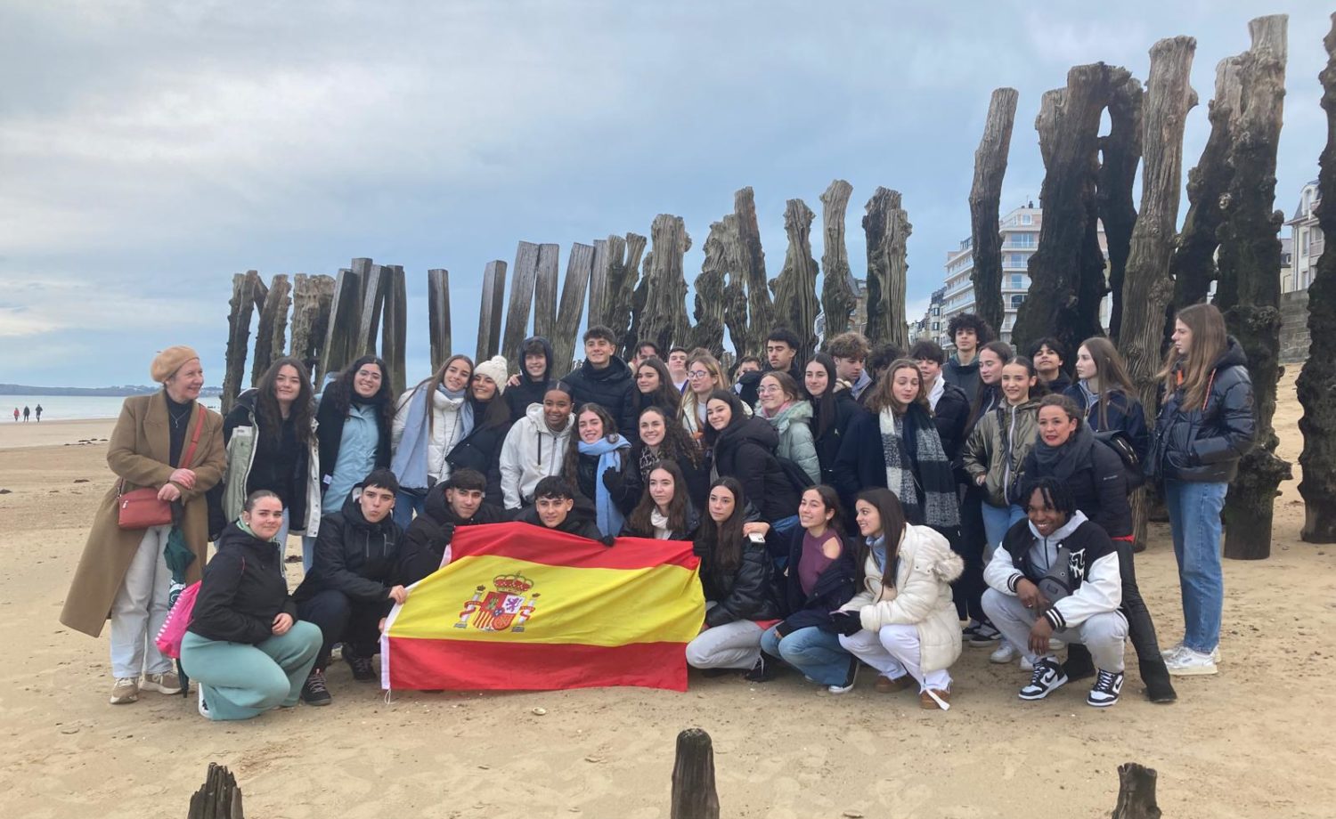 Groupe d'élèves français et espagnols lors d’une activité commune à Saint-Malo, souriants et enthousiastes.
