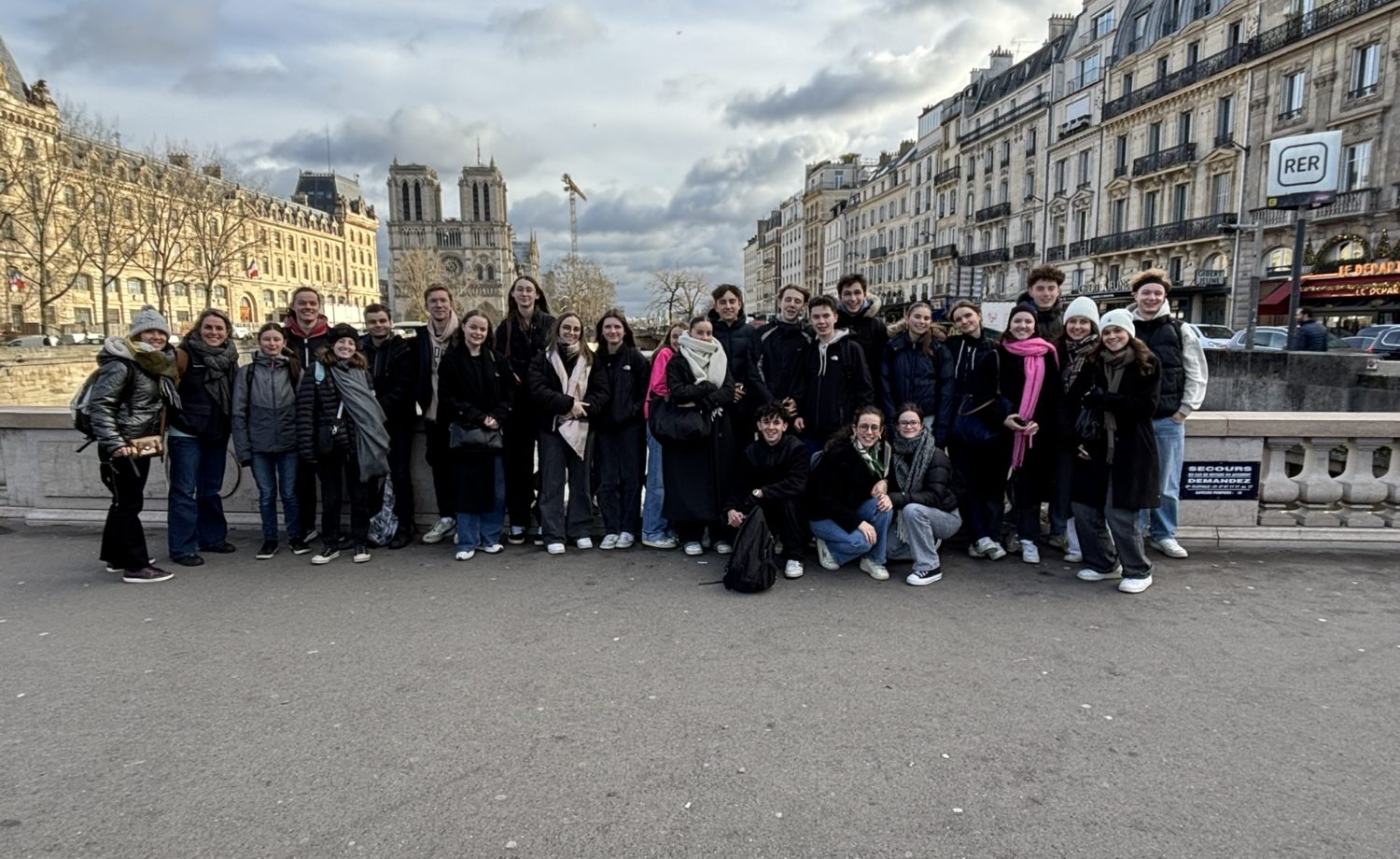 Les élèves de terminale D du lycée Jean-Paul II devant un monument parisien emblématique !