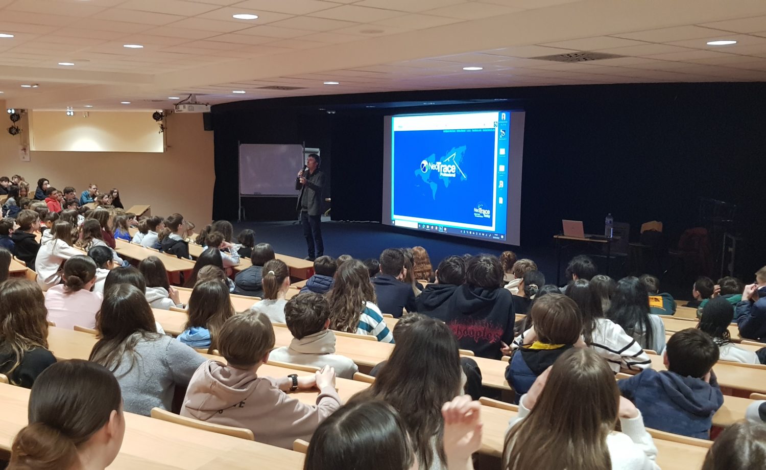 Les élèves de 4ème ont été sensibilisés par Stéphane Blocquaux aux enjeux du numérique, de la cyberdépendance aux risques liés aux réseaux sociaux.
