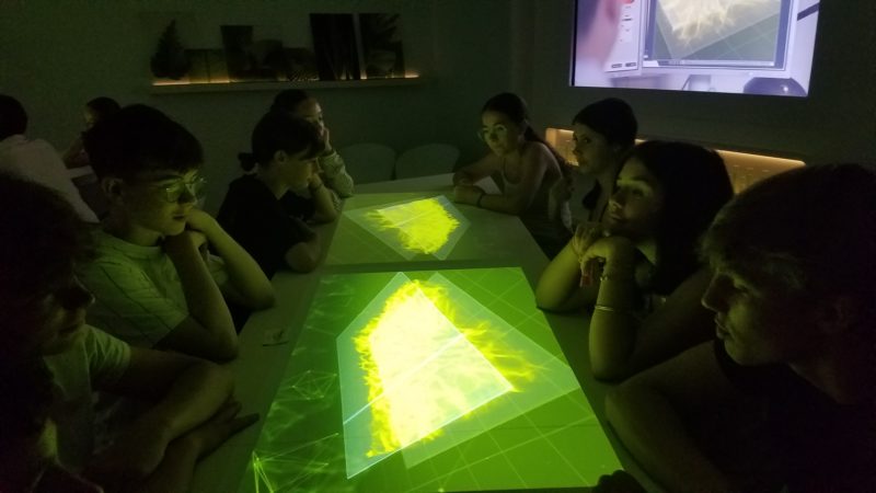 Les collégiens découvrent le musée Yves Rocher et s'immergent dans l’histoire de la cosmétique végétale à La Gacilly.