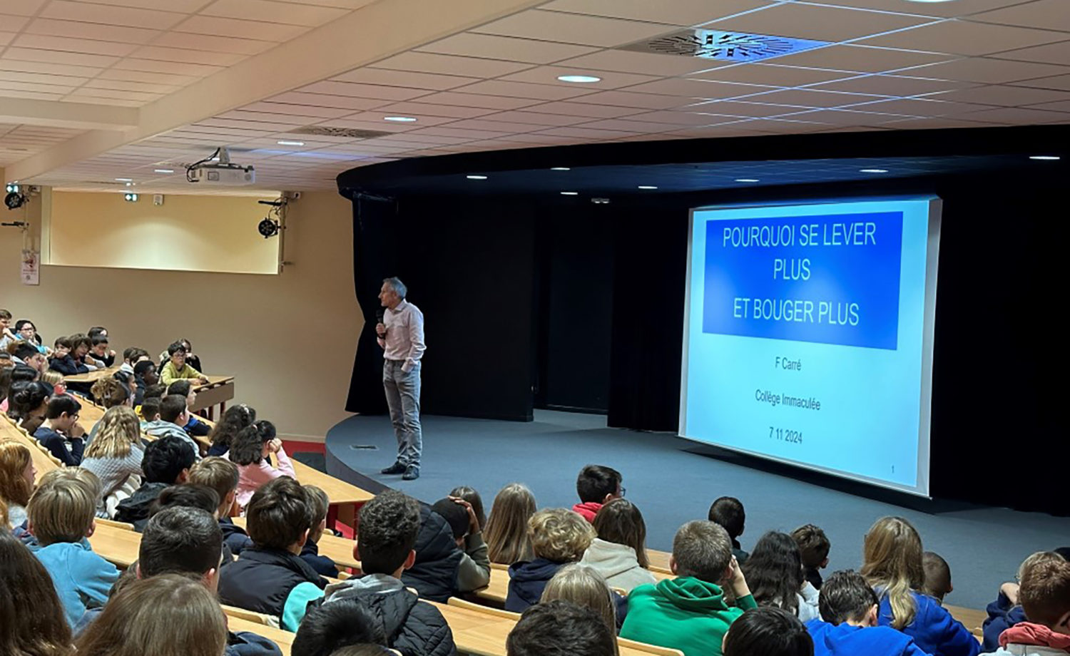 François Carre en pleine présentation, captivant l'attention des élèves de 5ème avec des graphiques sur les bienfaits de l'activité physique.