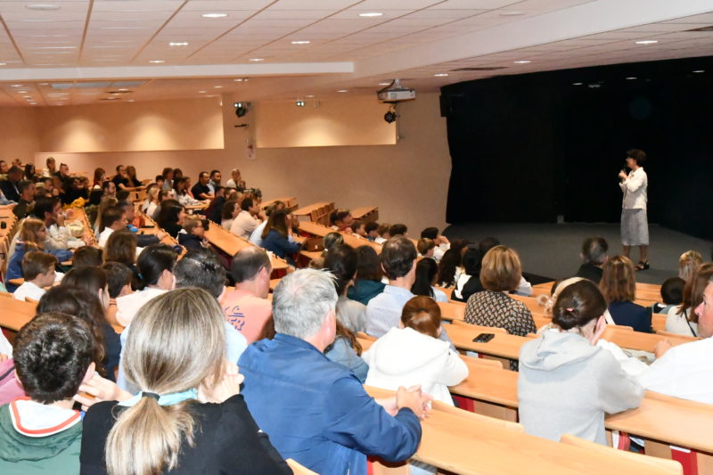 Rentrée scolaire 2024 : élèves du Collège Immaculée et du Lycée Jean-Paul II lors de leur première journée d'école, entourés de leurs enseignants et de l'équipe éducative.