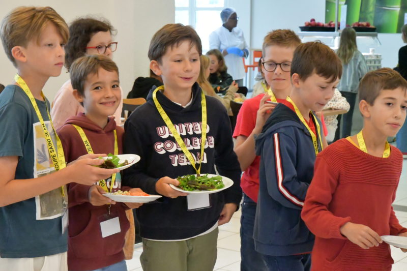 Moment de convivialité à la rentrée 2024 : les élèves sont accueillis avec enthousiasme dans un esprit d'échange et de partage pour bien démarrer l’année scolaire.