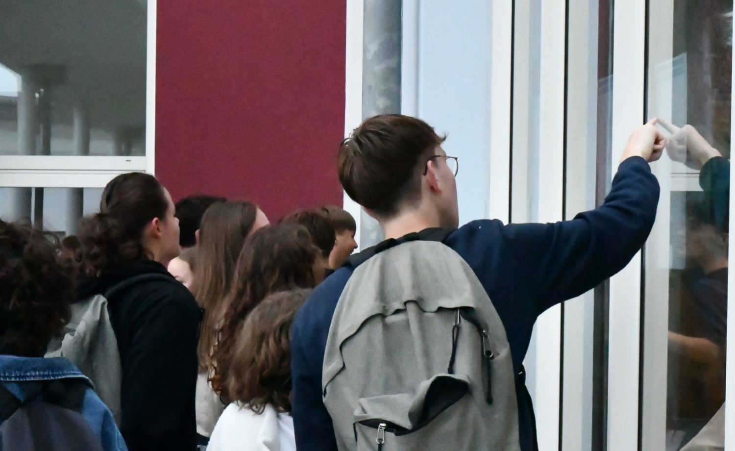 Élèves du Groupe Saint Jean du site de Saint-Grégoire découvrant leur établissement lors de la rentrée scolaire 2024, accompagnés de leurs enseignants et encadrants.