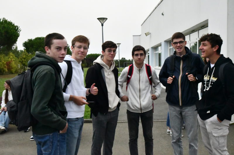 Séance de cohésion scolaire : moment de convivialité pour les élèves de seconde et premières interactions avec leurs camarades de classe.