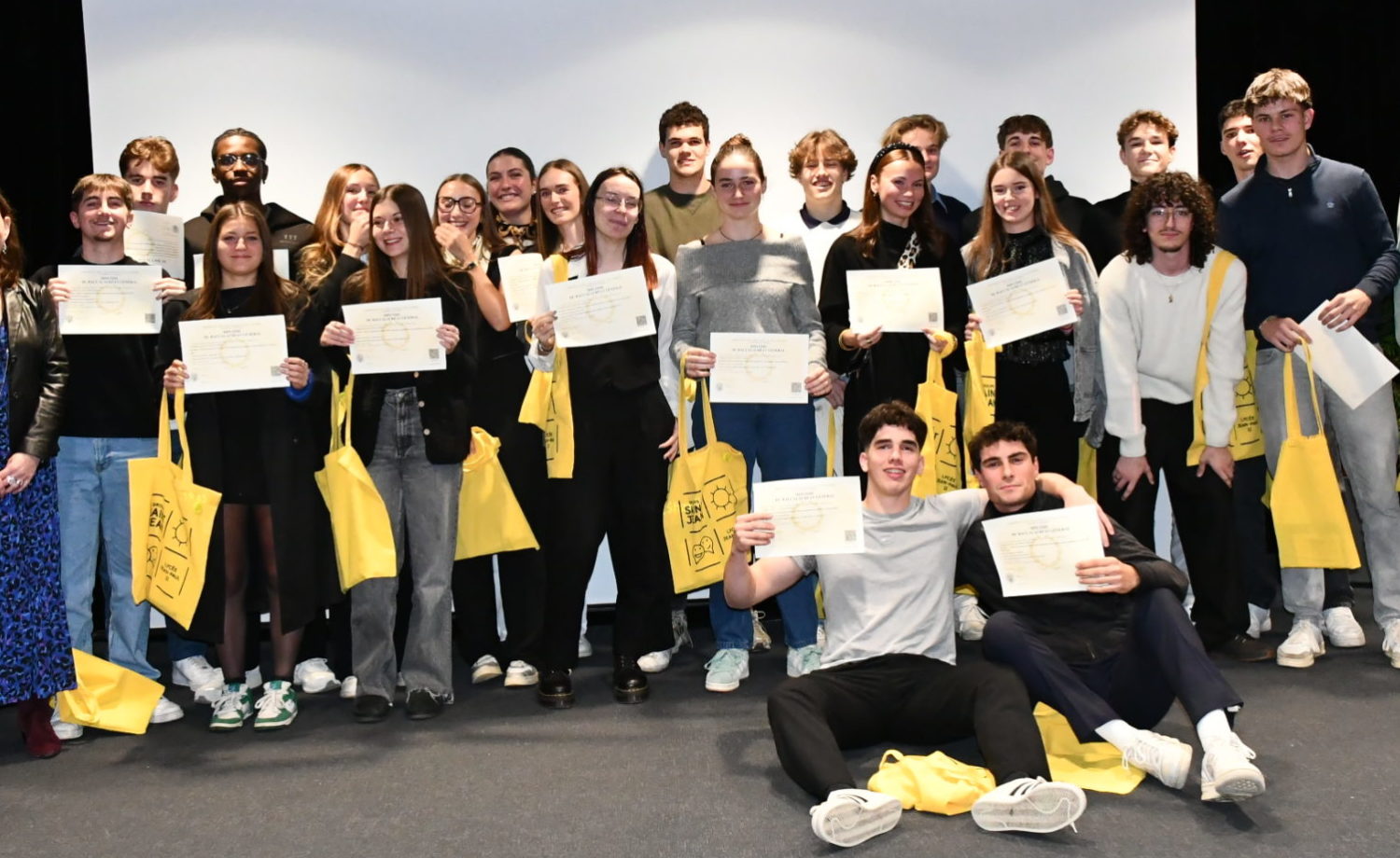Les bacheliers de la promotion 2024 du Lycée Jean-Paul II recevant leur diplôme des mains de Madame Remoissenet, Maire de Saint-Grégoire, lors d’une cérémonie solennelle et conviviale.