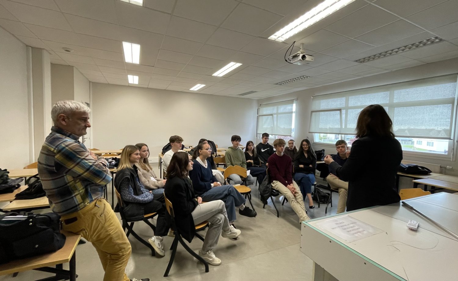 Mme la Députée Laurence Maillart-Méhaignerie en pleine discussion avec les élèves du Lycée Jean-Paul II, abordant des sujets variés liés à la vie parlementaire et son parcours.