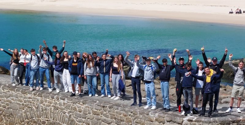 Élèves de seconde B posant joyeusement ensemble sur le sentier côtier, après une belle randonnée au bord de l'océan.