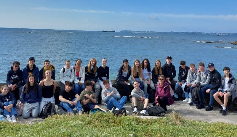 Élèves de seconde B en pleine pose, souriants et impatients de découvrir l’histoire maritime.