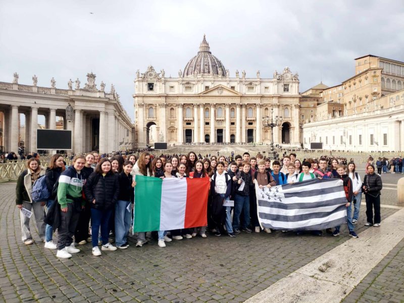 Les collégiens devant la basilique Saint-Pierre au Vatican.