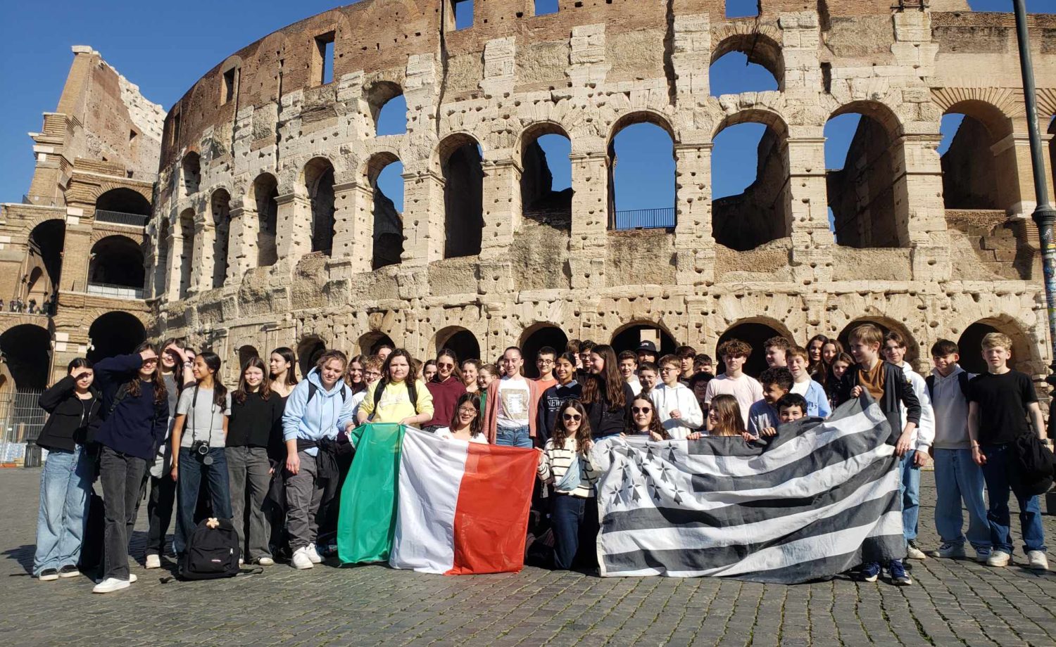 Les élèves de 4ème du Collège Immaculée en voyage d’étude en Italie, découvrant le Colisée à Rome.