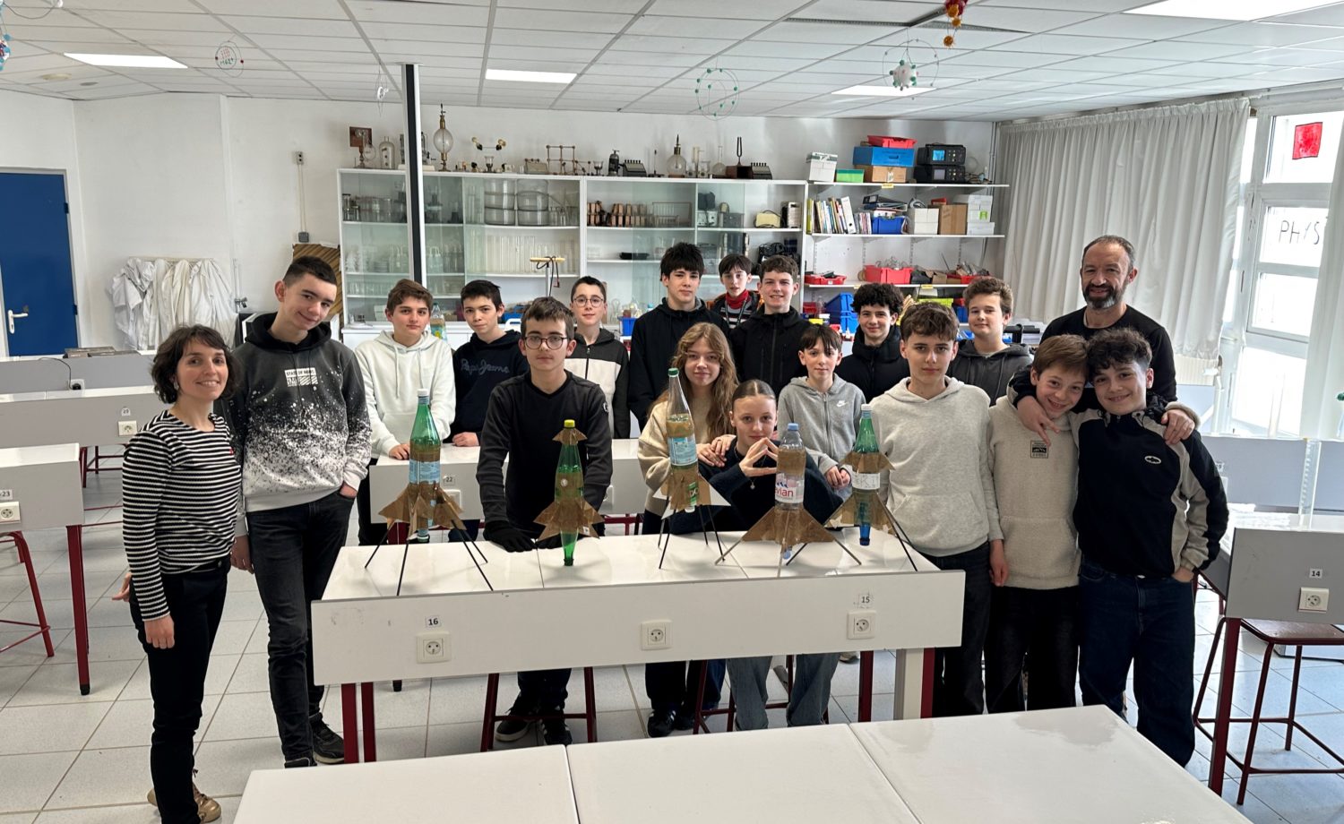 Expérience scientifique en classe de 4ème, les élèves fabriquant et lançant des fusées expérimentales.