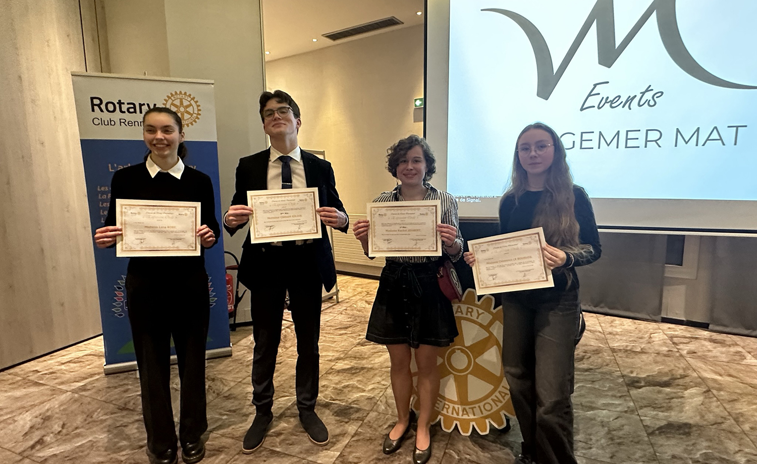 Lycéens du Lycée Jean-Paul II lors du concours d’éloquence du Rotary de Rennes, un défi oratoire pour perfectionner leur prise de parole.
