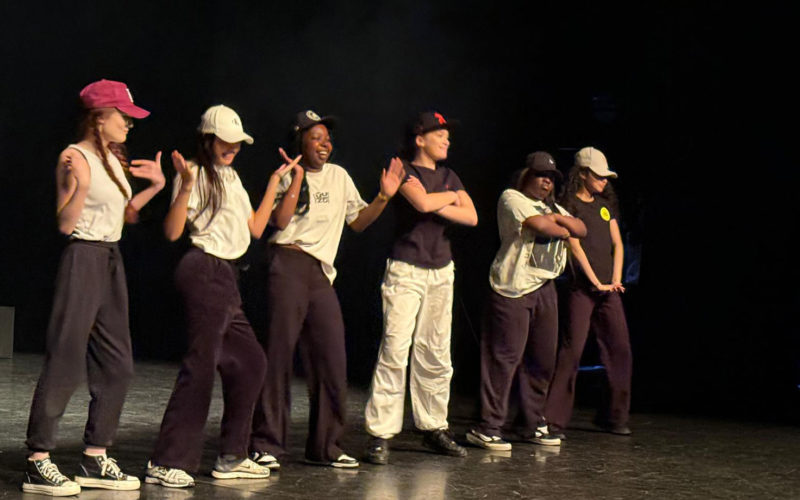 Élèves de Bac Pro AGOrA du Lycée de La Salle sur scène lors de leur spectacle de hip-hop à la salle Guy-Ropartz, à Rennes.