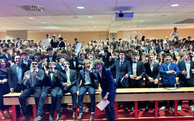 Élèves et équipes du Lycée Jean-Paul II réunis lors du bal de fin d’année 2025 sur le thème Nuit étoilée à Hollywood, un moment festif et élégant.