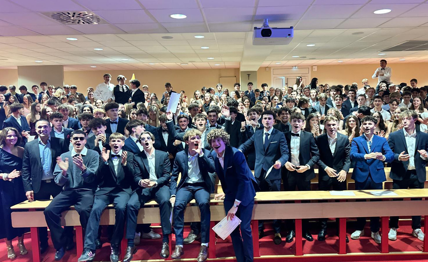 Élèves et équipes du Lycée Jean-Paul II réunis lors du bal de fin d’année 2025 sur le thème Nuit étoilée à Hollywood, un moment festif et élégant.