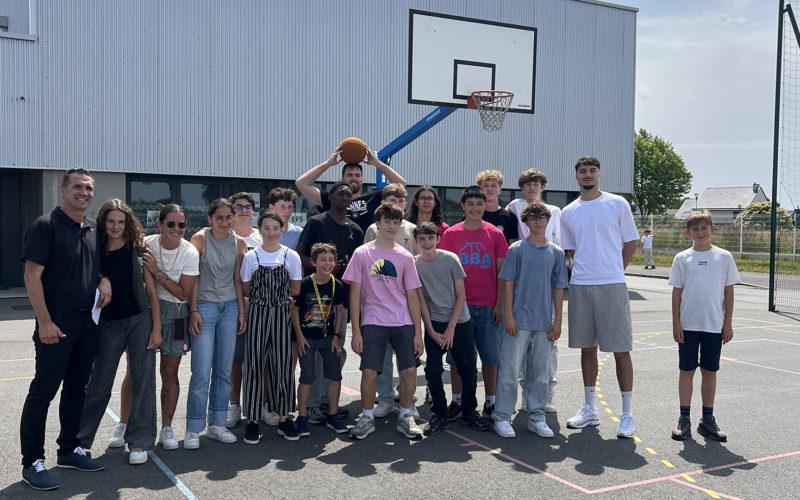 Joueurs de l’Union Rennes Basket encadrant des élèves du Collège Immaculée lors d’une initiation au basket en 3x3 dans la cour du collège.