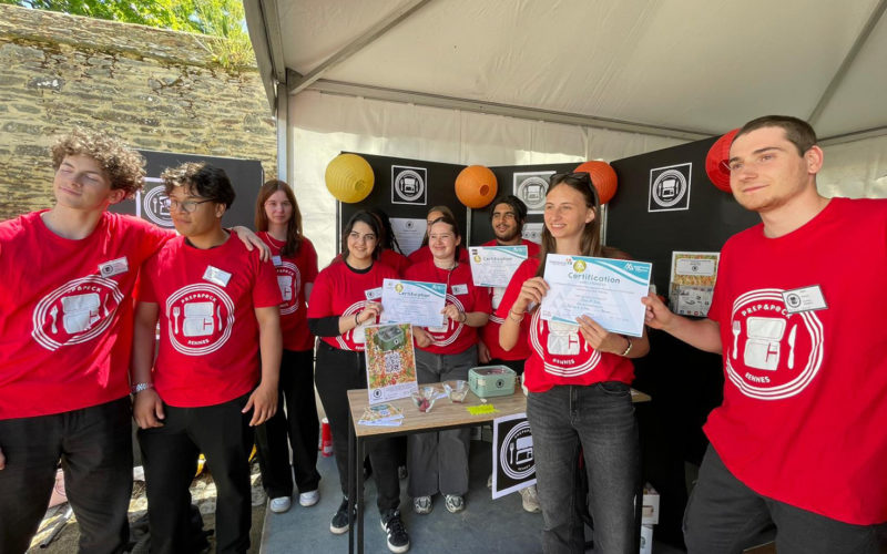 Étudiants du Pôle Sup de La Salle présentant leur projet de lunch box connectée au Festival des Mini-Entreprises®.