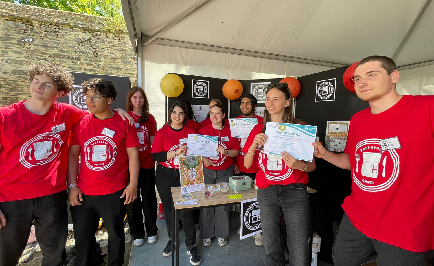 Étudiants du Pôle Sup de La Salle présentant leur projet de lunch box connectée au Festival des Mini-Entreprises®.