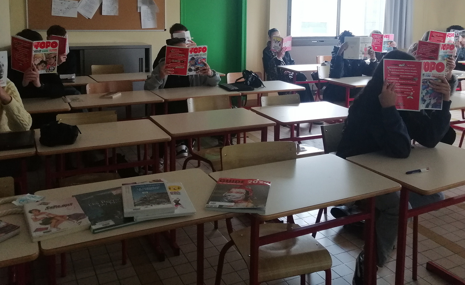 Élèves de commerce vente du Lycée de La Salle à Rennes en pleine séance de quart d’heure lecture en cours de Français.