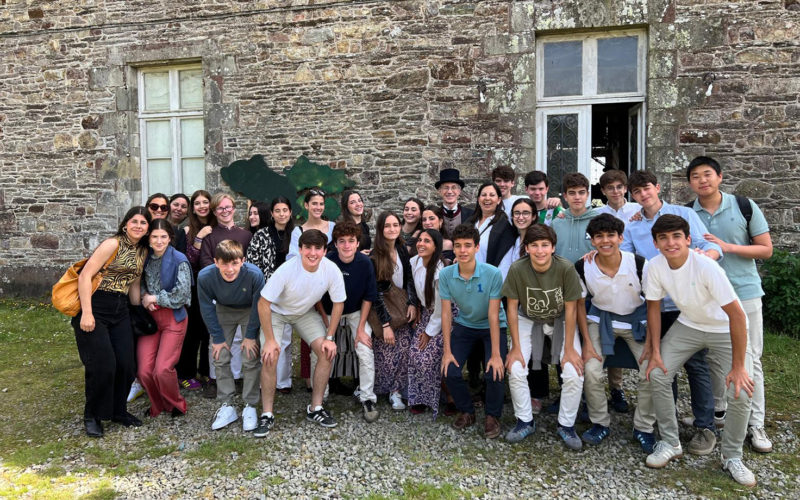 Sourires et accolades réunissant les élèves sévillans et leurs hôtes bretons du Lycée Jean-Paul II.
