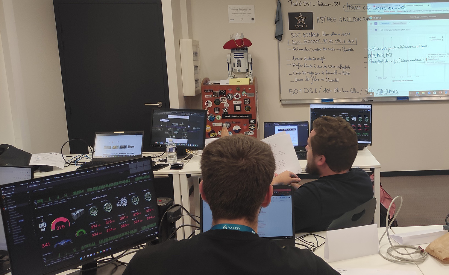 Alternants en Mastère Sécurité Informatique en pleine simulation de cyberattaque au CFA La Salle Rennes.